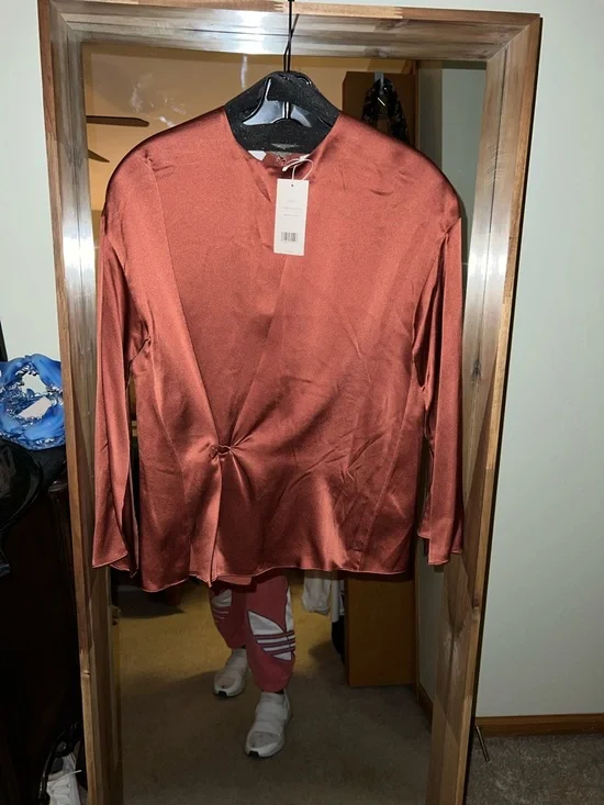 Vince Women’s Knot Front Blouse in Rosewood - Picture 4 of 10